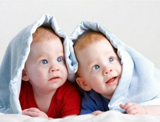 “偷懒”父母给双胞胎取名，百日宴来宾看名字大笑，这是有多随意-6.jpg