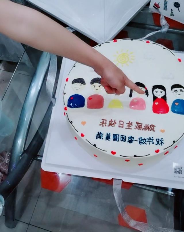 正式改姓！郭威29岁生日改名姚威，生日蛋糕写上“姚威生日愉快”-2.jpg