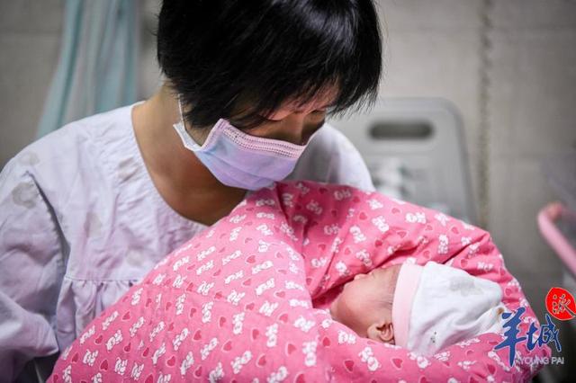 「视频」荔湾芳村片区封控以来第100个婴儿诞生，乳名“抗疫宝宝”-2.jpg