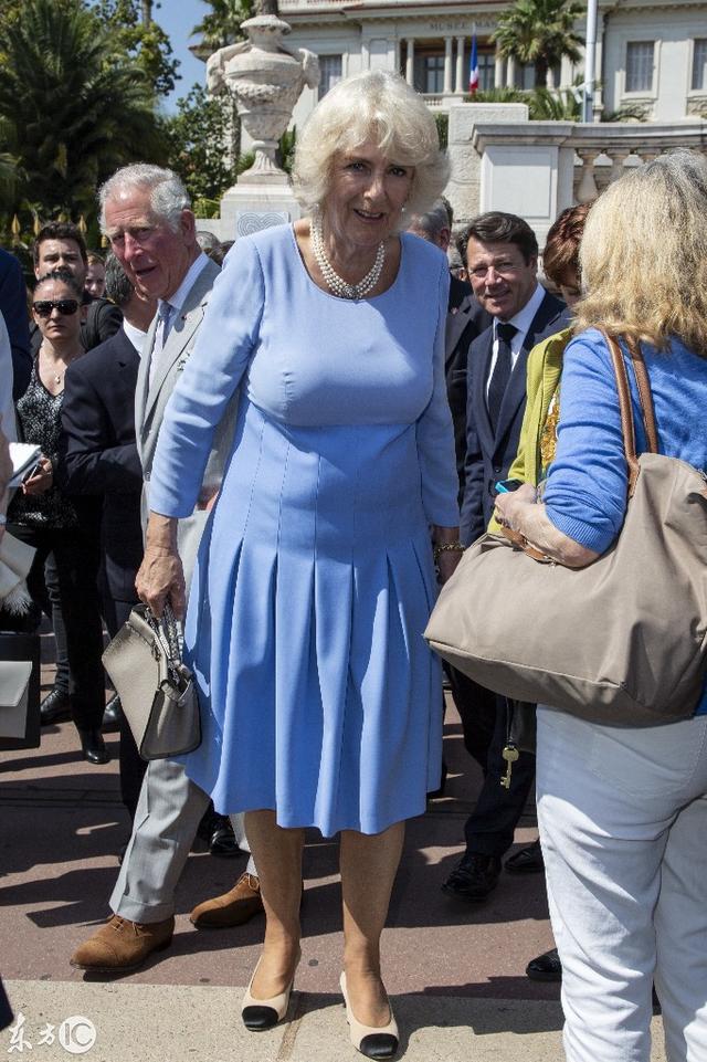 英国康沃尔公爵夫人卡米拉随夫访问法国，卡米拉面相身材皆如壮汉